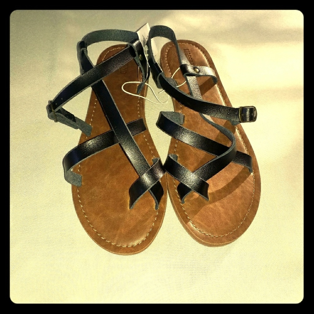 Toe-Wrap Lavinia Black Thong Sandals